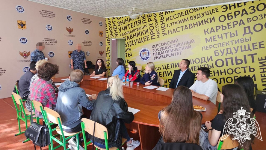 Сотрудники регионального Управления вневедомственной охраны Росгвардии провели урок мужества для студентов Херсонского государственного педагогического университета. 