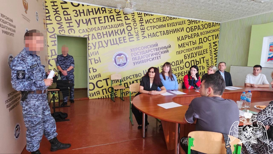 Сотрудники регионального Управления вневедомственной охраны Росгвардии провели урок мужества для студентов Херсонского государственного педагогического университета.