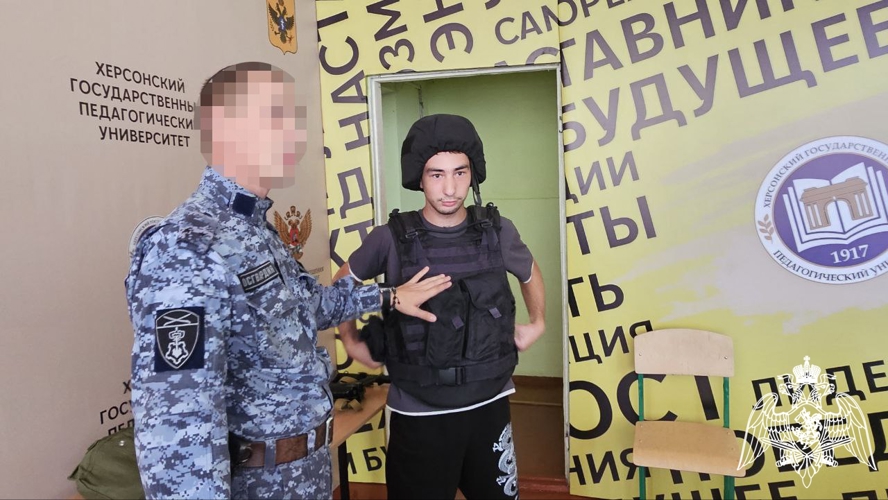 Сотрудники регионального Управления вневедомственной охраны Росгвардии провели урок мужества для студентов Херсонского государственного педагогического университета. 
