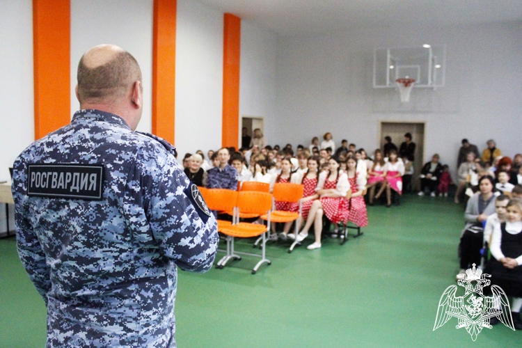 Воспитанники санаторной школы-интерната пригласили росгвардейцев на праздничный концерт в Херсонской области