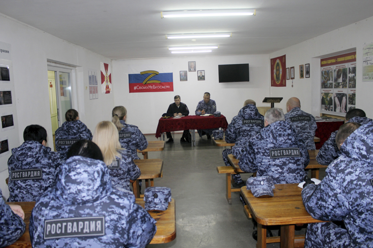 В Херсонской области сотрудники Госавтоинспекции провели с росгвардейцами занятие по безопасности дорожного движения