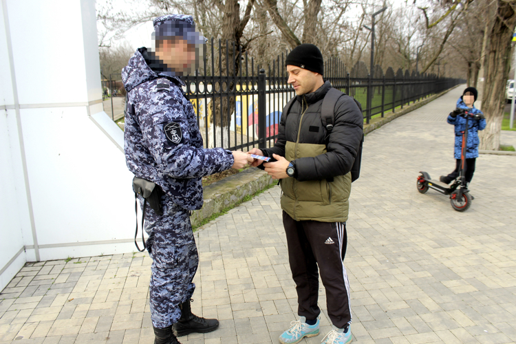 Росгвардейцы поздравили жителей Херсонской области с Днём Конституции Российской Федерации