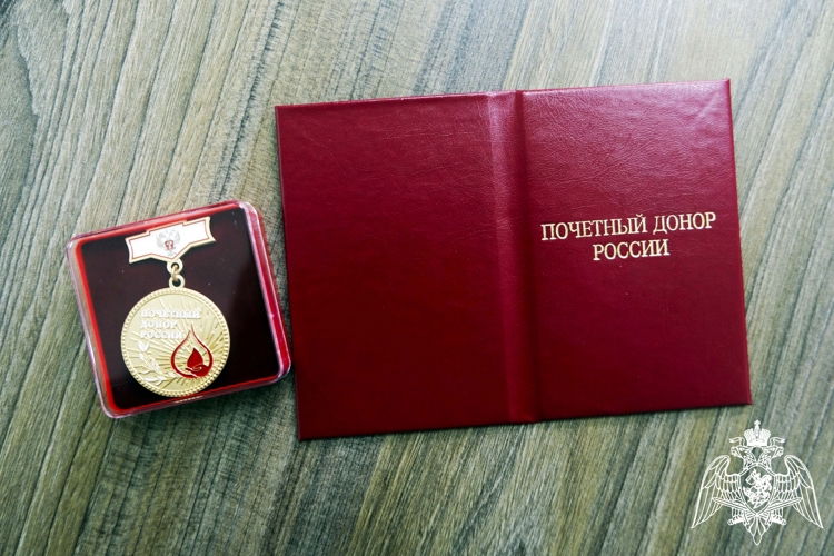 Сотрудник Росгвардии удостоен звания «Почетный донор России» в Херсонской области