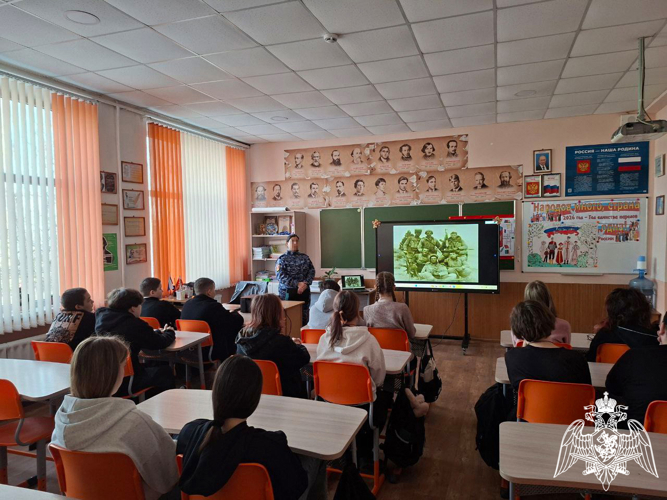 В преддверии профессионального праздника росгвардейцы провели патриотические занятия для школьников Херсонской области