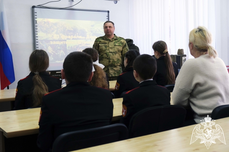 В преддверии профессионального праздника росгвардейцы провели патриотические занятия для школьников Херсонской области