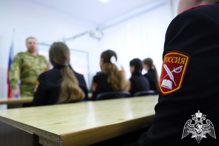 В преддверии профессионального праздника росгвардейцы провели патриотические занятия для школьников Херсонской области