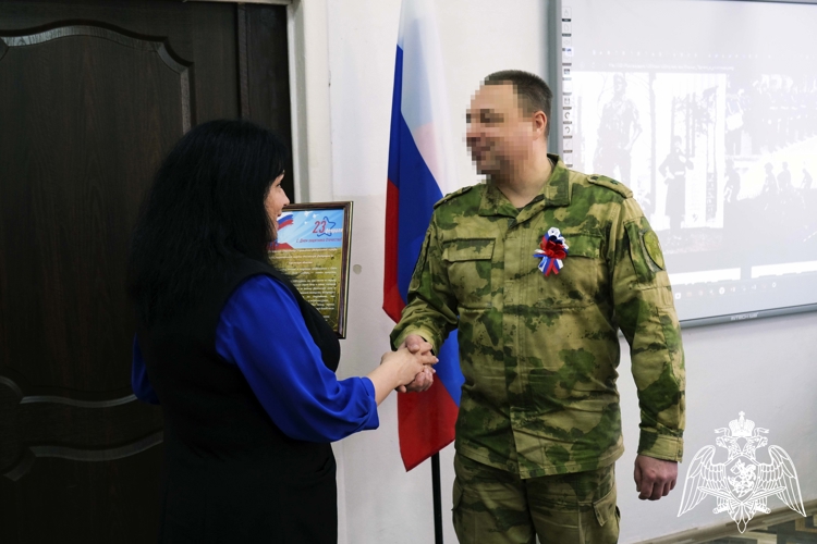 В преддверии профессионального праздника росгвардейцы провели патриотические занятия для школьников Херсонской области