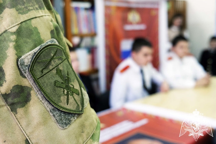 В преддверии профессионального праздника росгвардейцы провели патриотические занятия для школьников Херсонской области