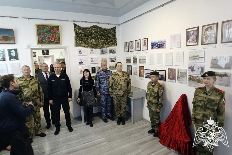 В Херсонской области росгвардейцы передали в музей адмиралтейский якорь, поднятый со дна Азовского моря