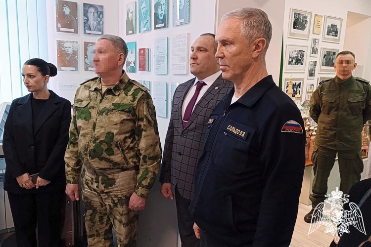 В Херсонской области росгвардейцы передали в музей адмиралтейский якорь, поднятый со дна Азовского моря