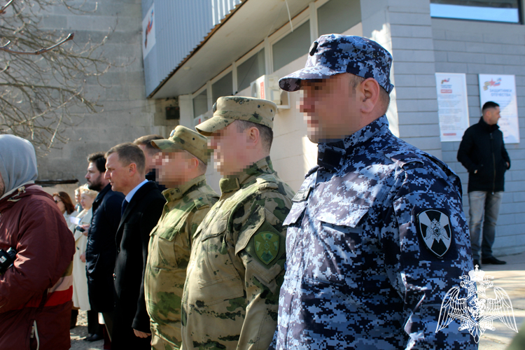 Росгвардейцы приняли участие в открытии мурала «Родина-мать зовет» в Херсонской области