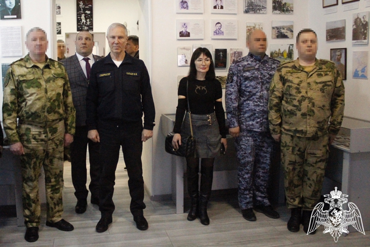 В Херсонской области росгвардейцы передали в музей адмиралтейский якорь, поднятый со дна Азовского моря